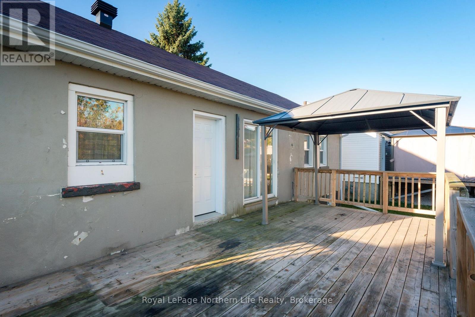124 VINCENT AVENUE - 4
