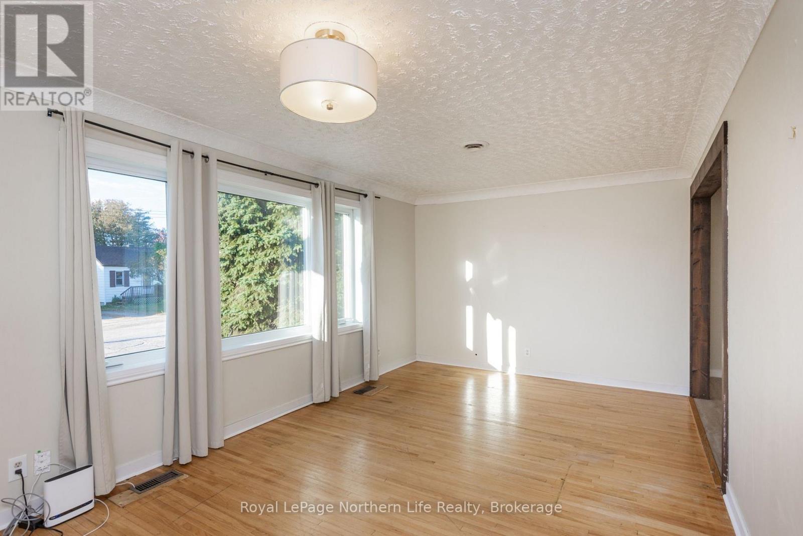 124 VINCENT AVENUE - 8