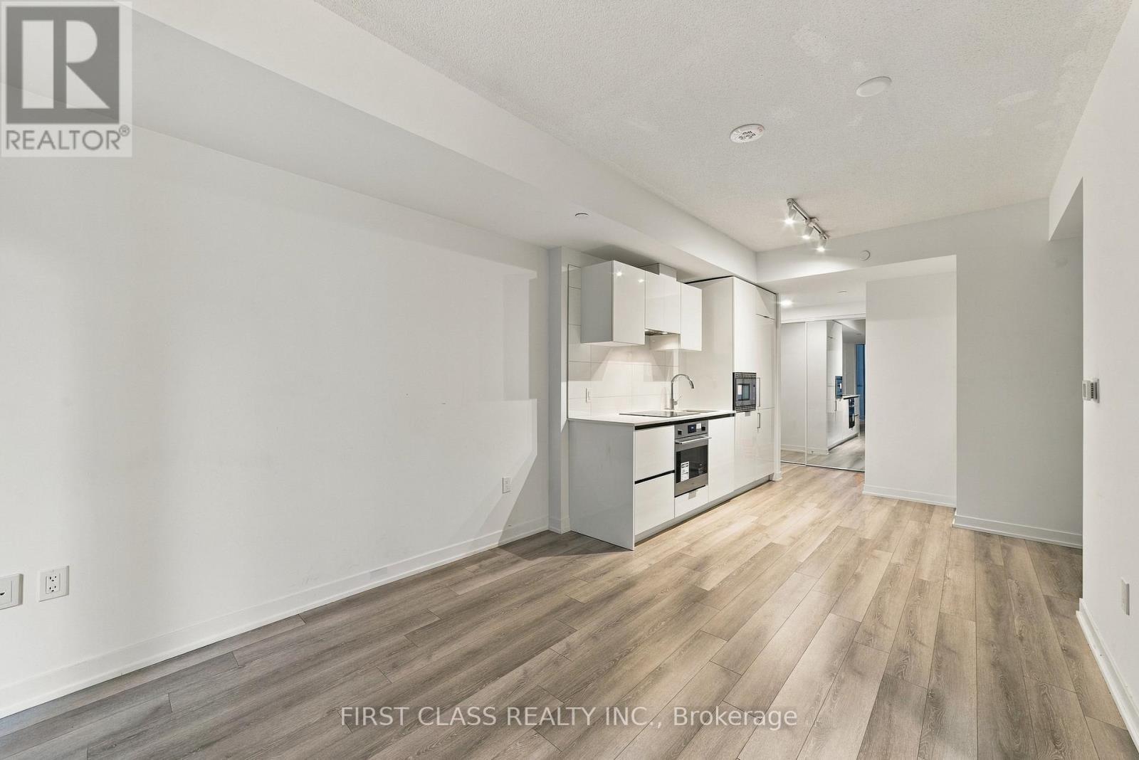 401- 238 Simcoe Street, Toronto, ON photo 6