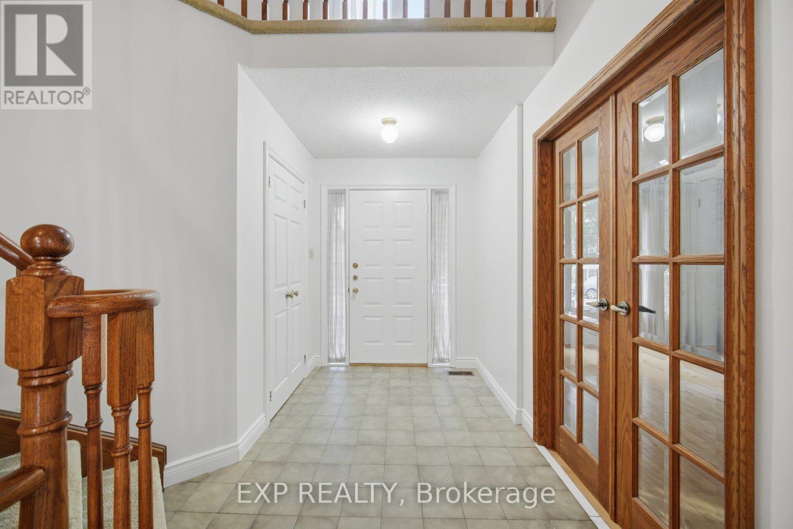 20 Devlin Place, Aurora, ON photo 3