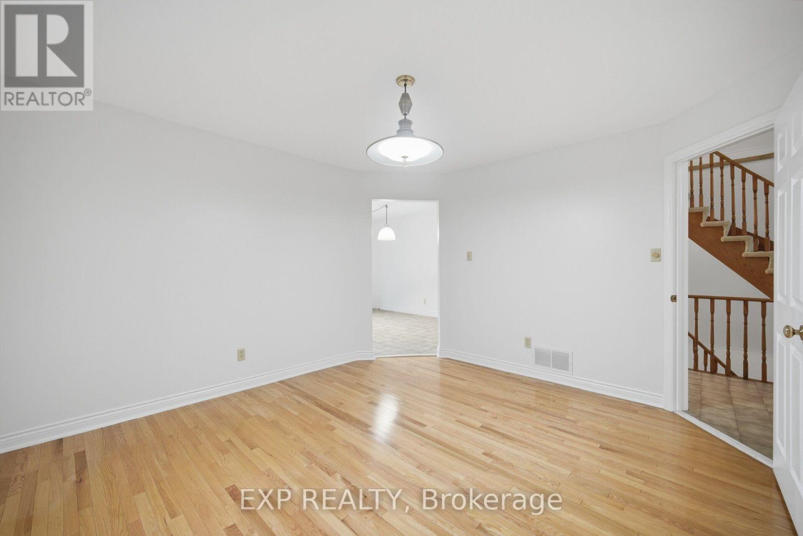 20 Devlin Place, Aurora, ON photo 7