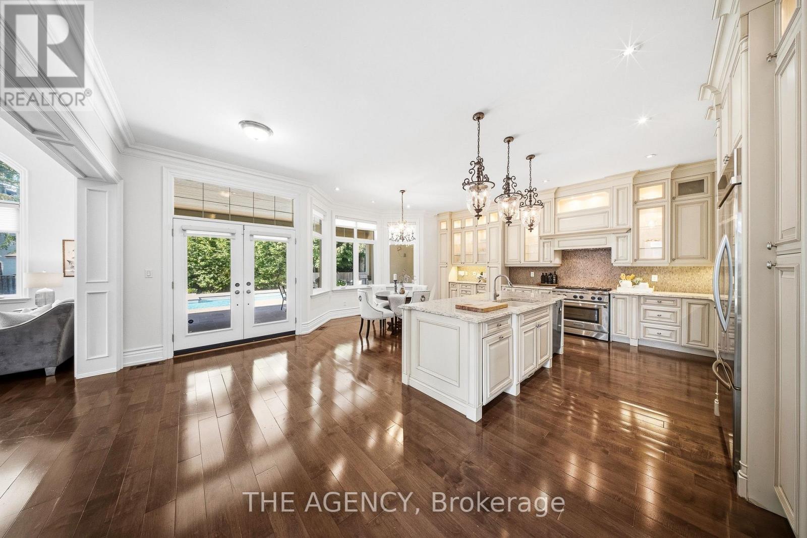1098 Lakeshore Road West, Oakville, ON photo 9