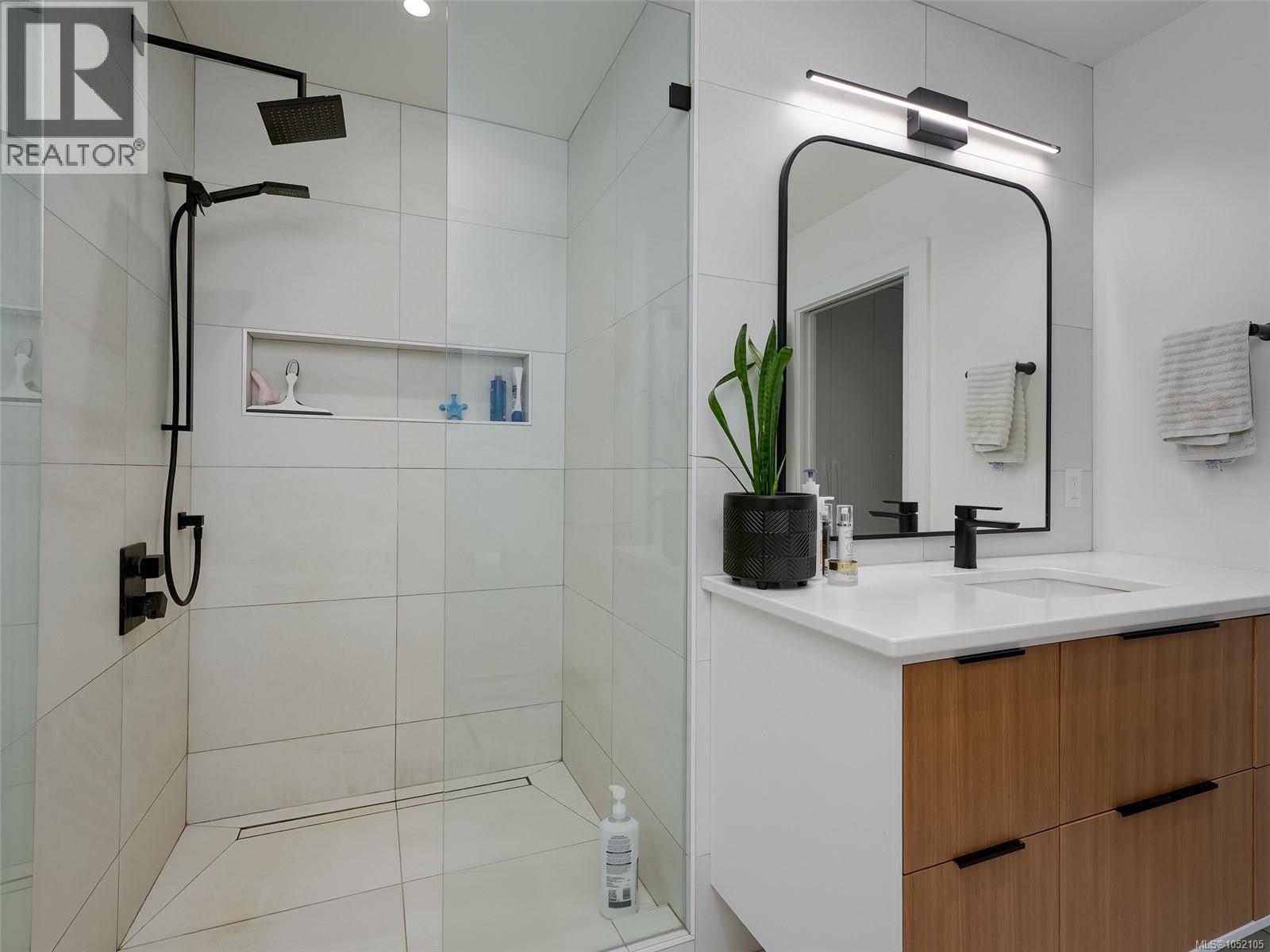 7949 East Saanich Rd - 12