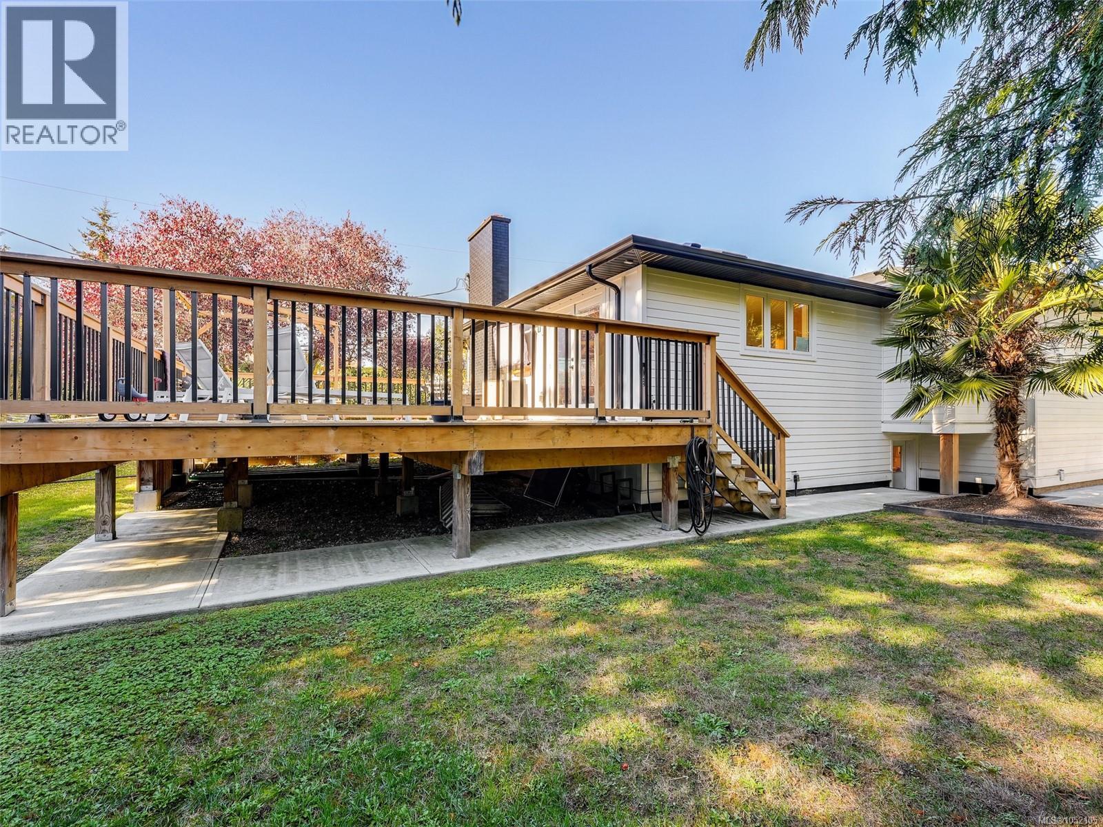 7949 East Saanich Rd - 25