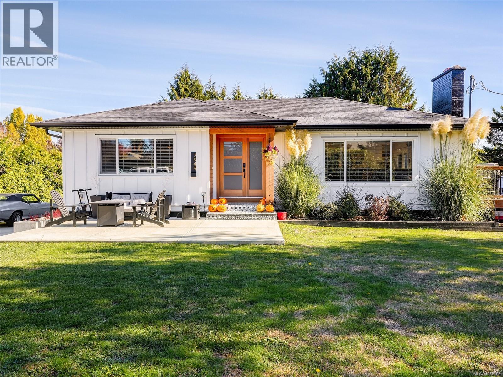 7949 East Saanich Rd - 2