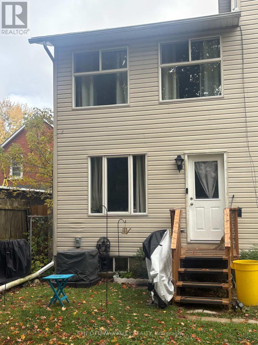 2 Bed, 2 Bath Townhouse for Sale in Pembroke – I – 403 I TRAFALGAR ROAD, Pembroke – MLS# X14093384