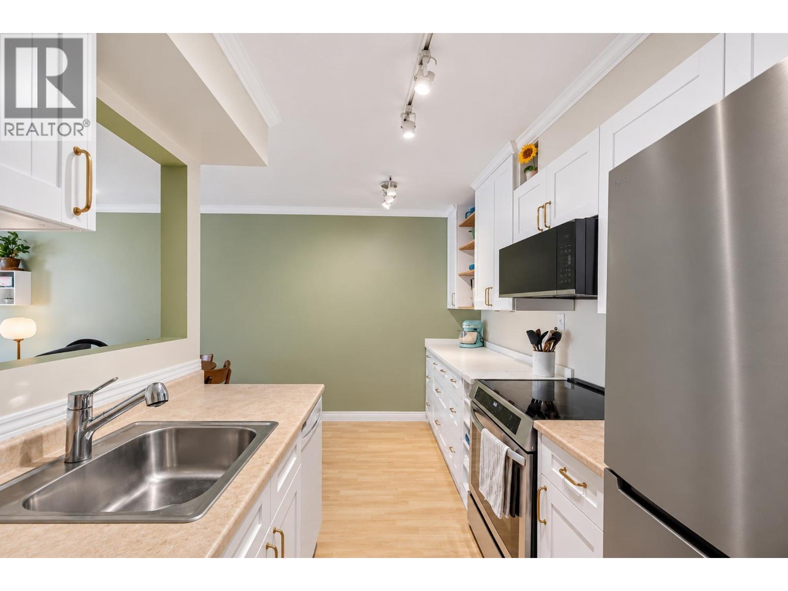 Photo of 203 36 E 14TH AVENUE 8