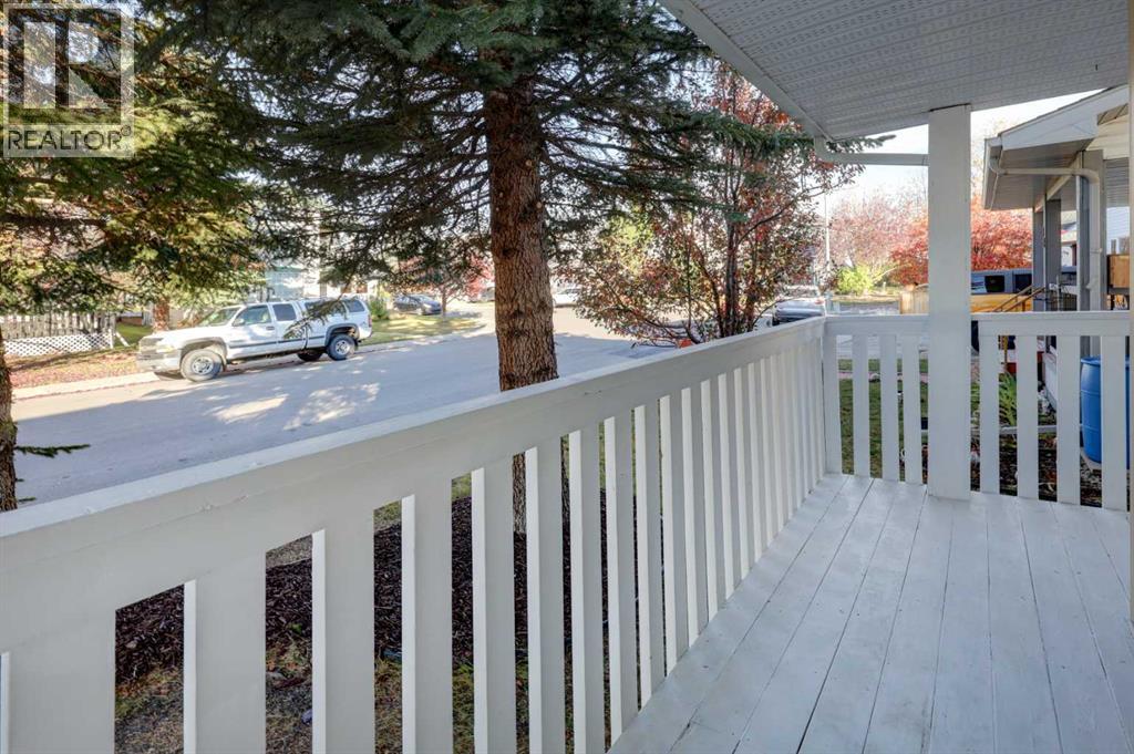 28 Woodside Circle NW, Airdrie — photo 4