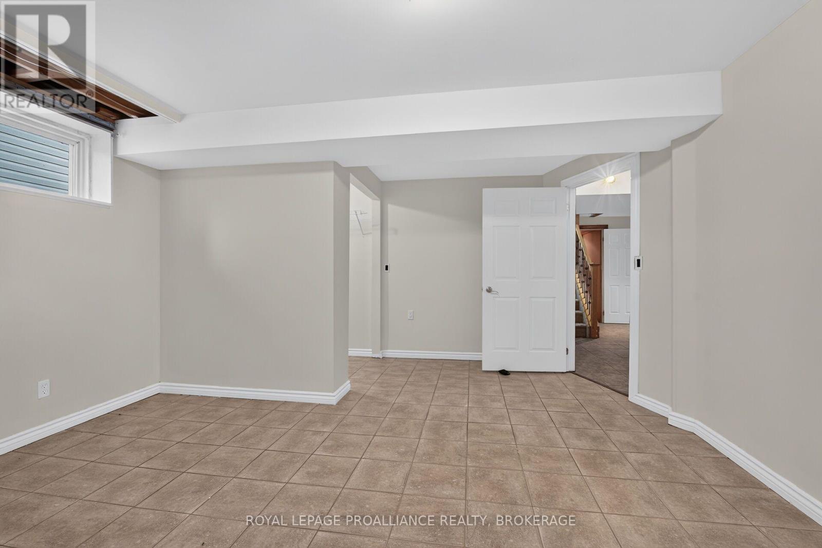 1132 HALIFAX DRIVE - 35