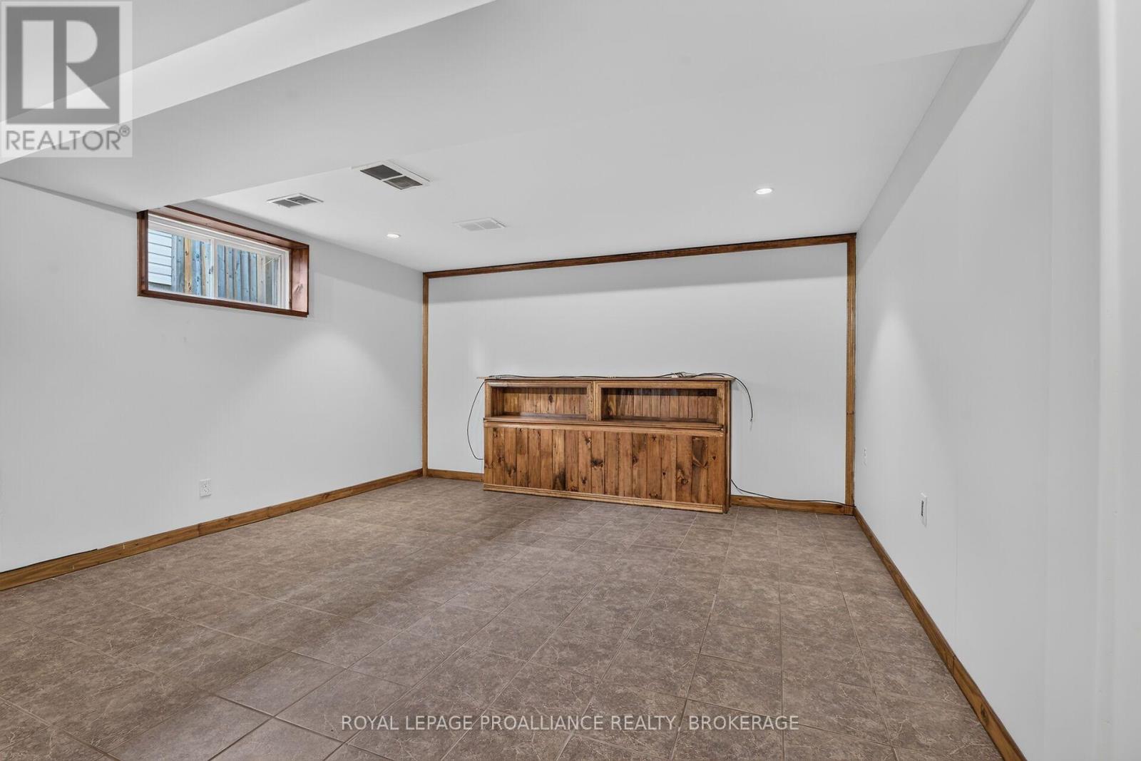 1132 HALIFAX DRIVE - 32