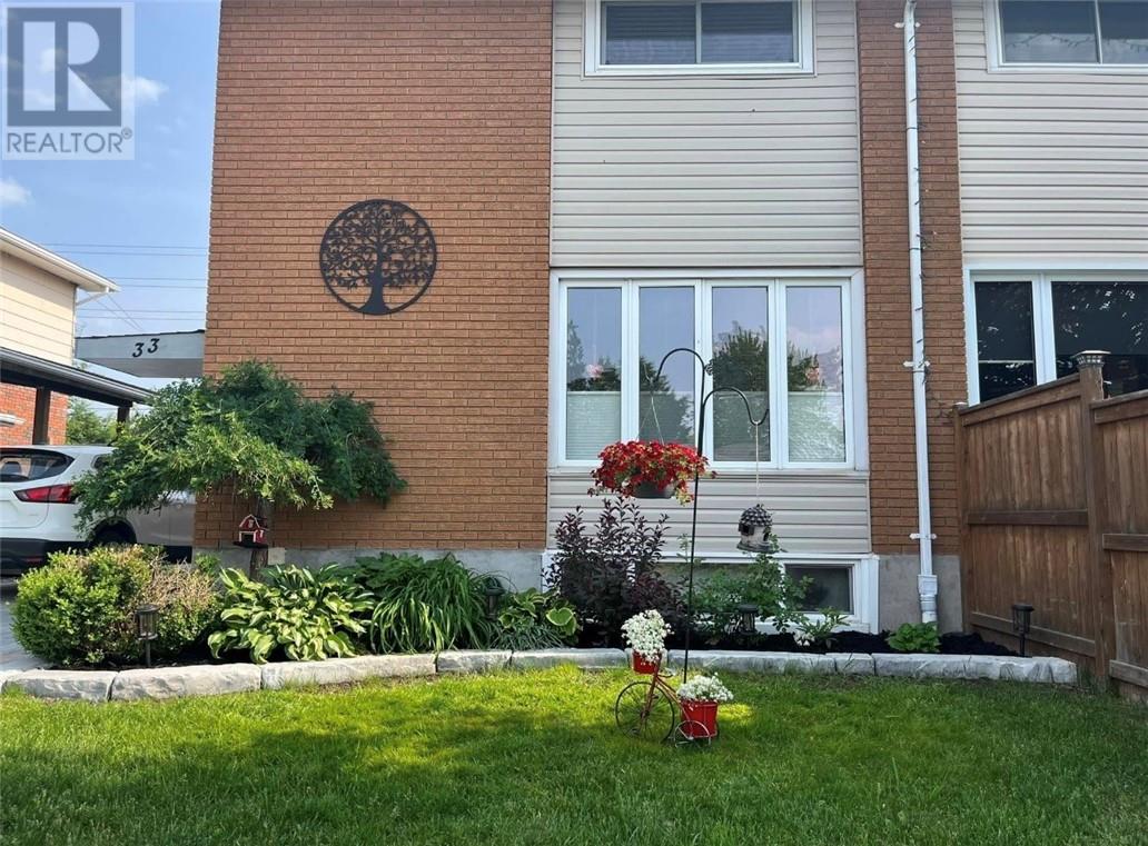 33 Elmhurst Court - 34