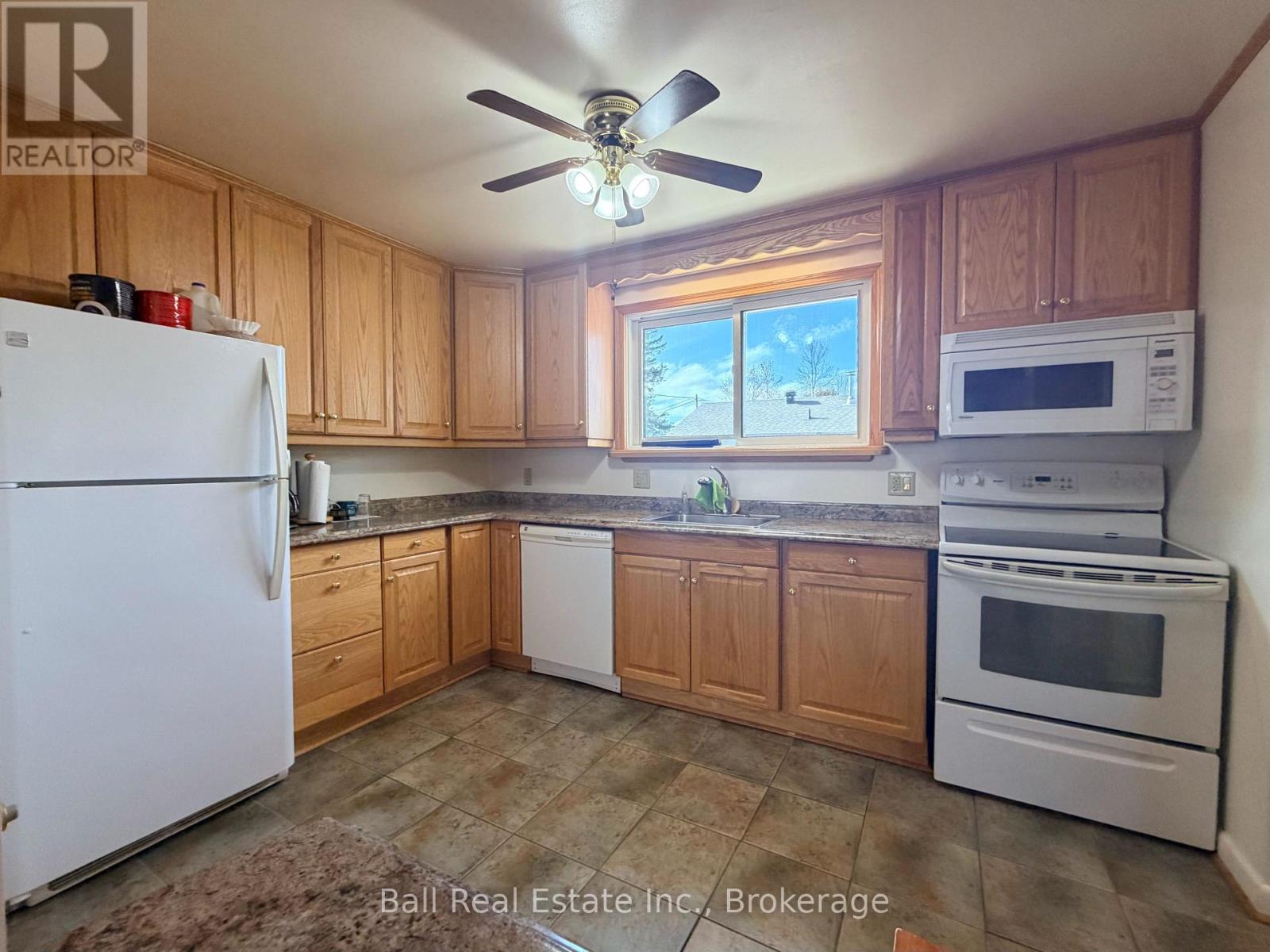 21 Larch Street, Highlands East, ON photo 8