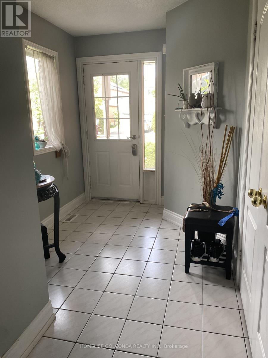 17 Hartrick Place, Whitby, ON photo 3