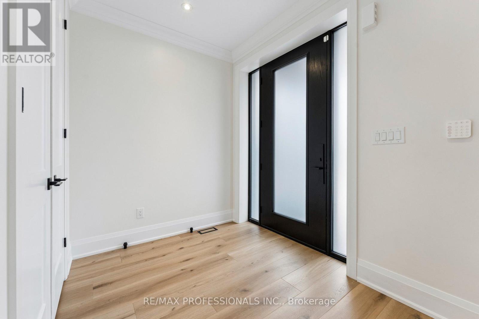 7 Ranwood Drive, Toronto, ON photo 4
