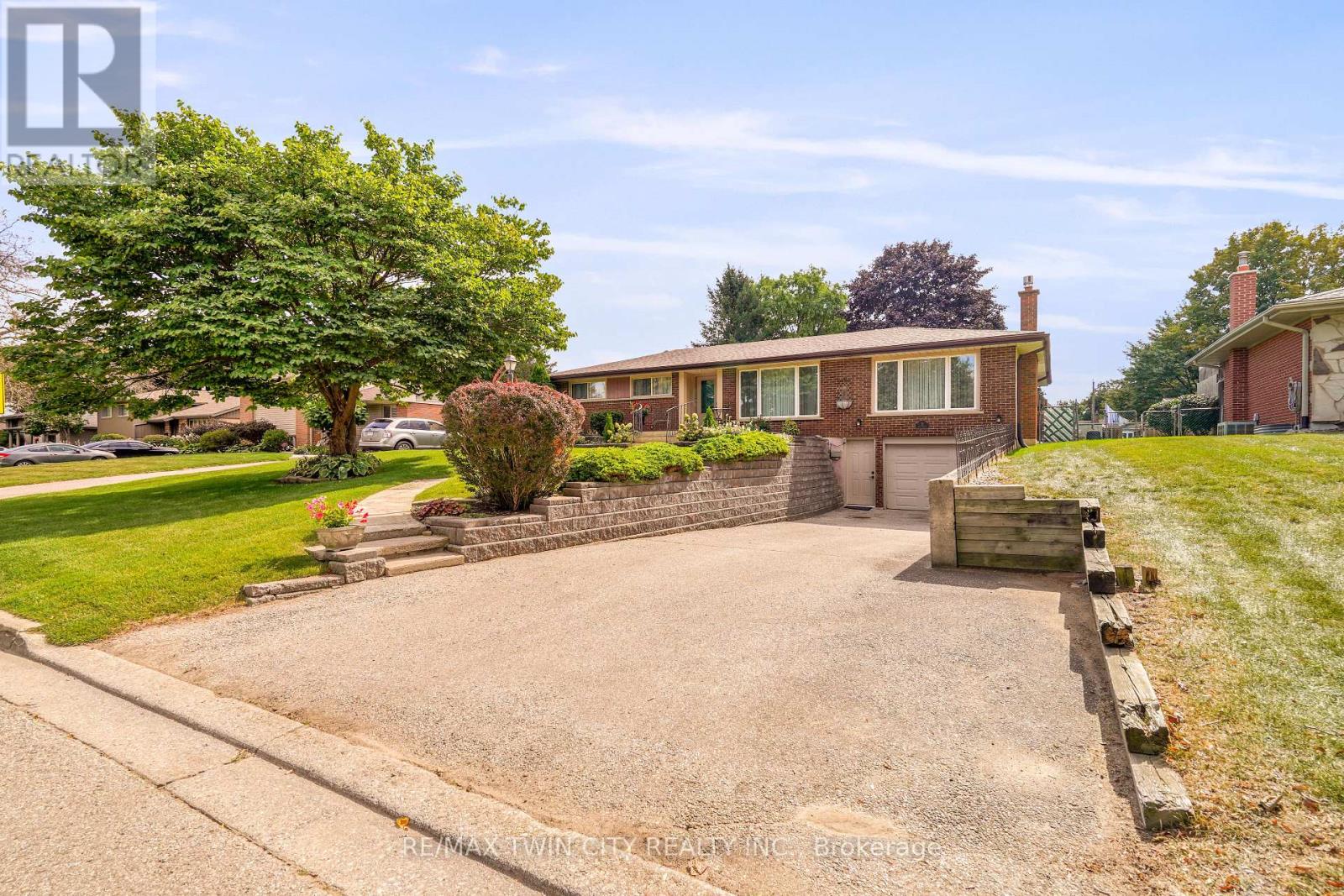 25 Brier Crescent, Brantford, ON photo 2