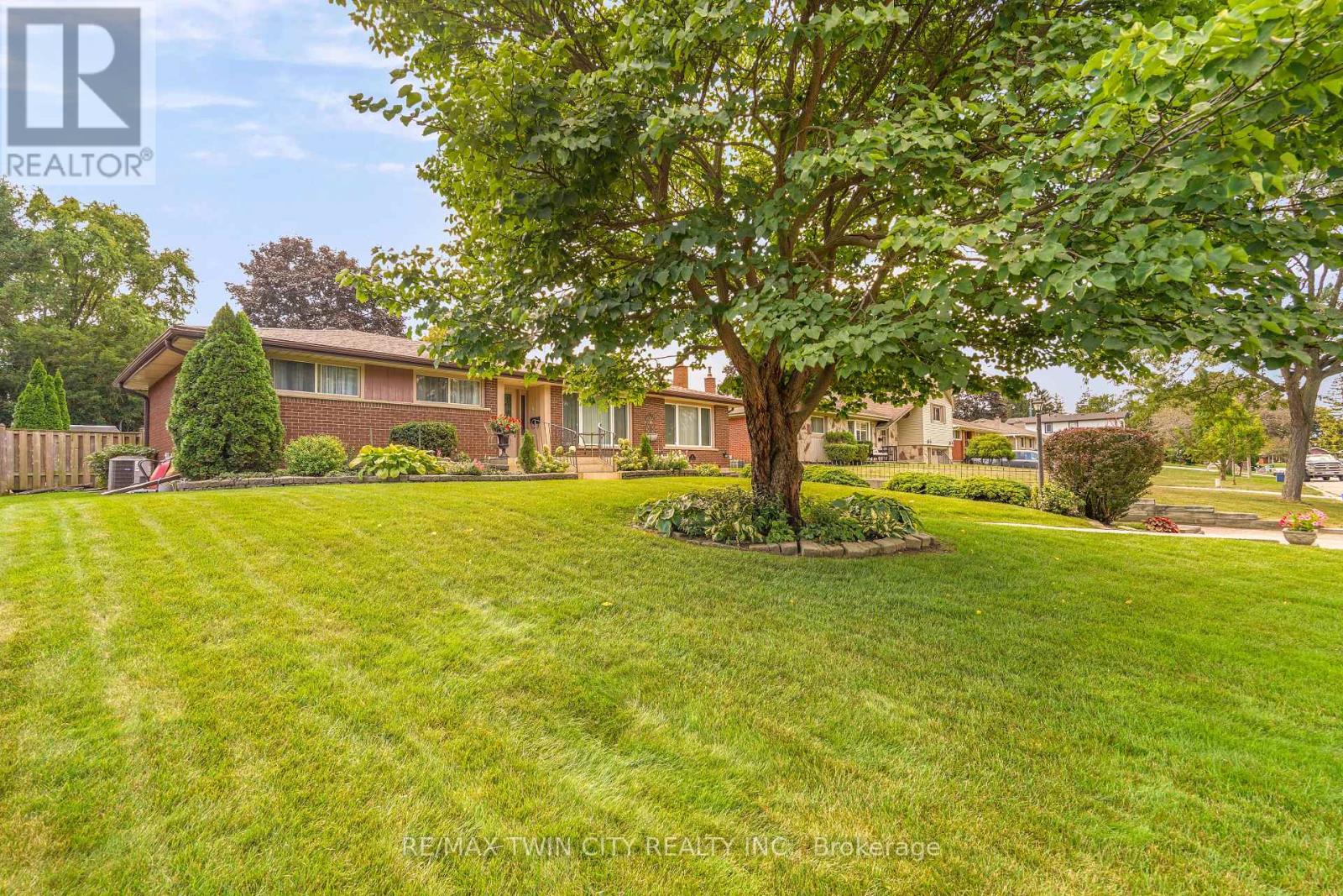 25 Brier Crescent, Brantford, ON photo 4