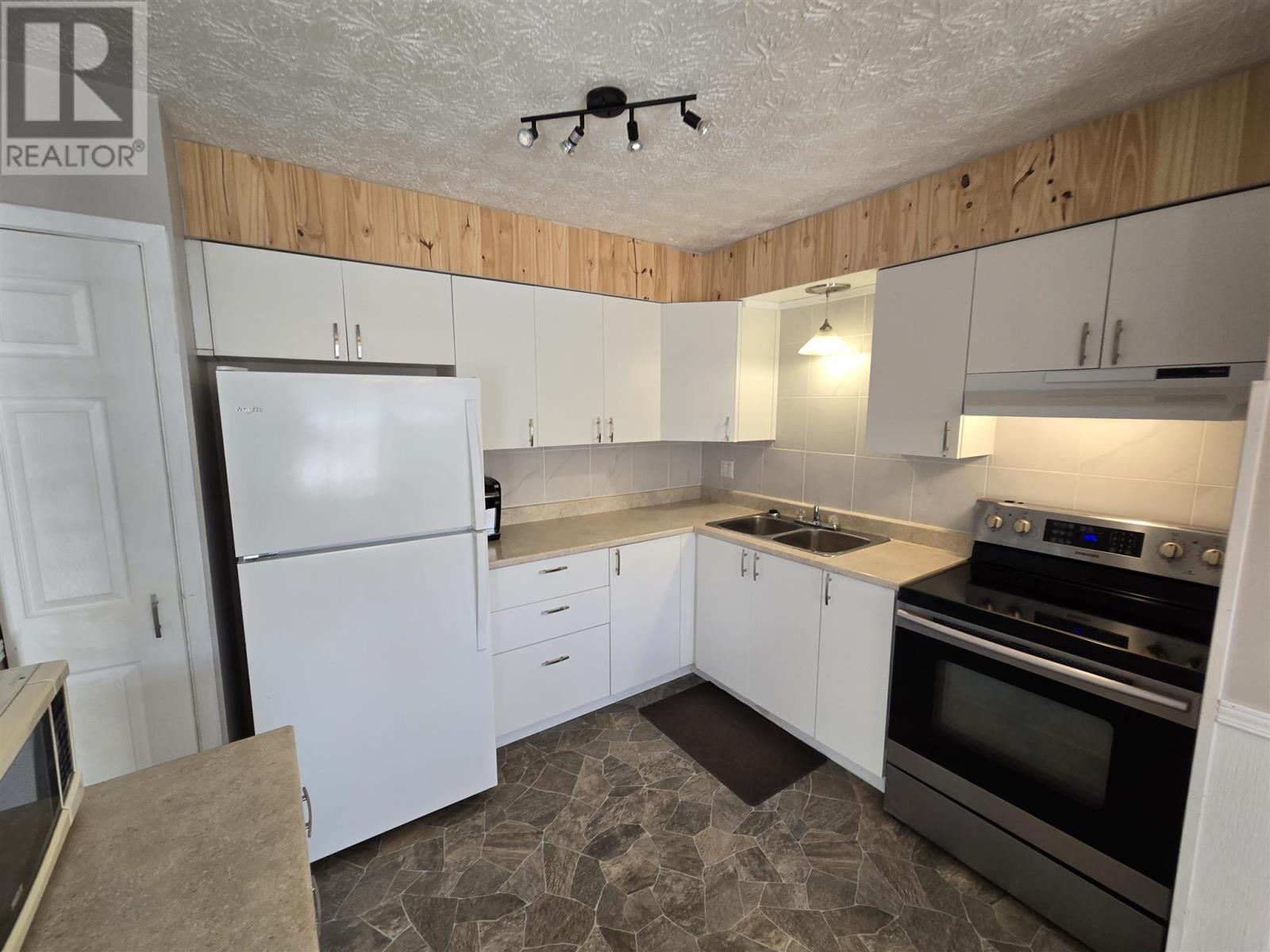 8 Bailey LN, Elliot Lake — photo 2