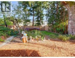 1882 Neil St, Saanich, BC V8R3C7 Photo 22