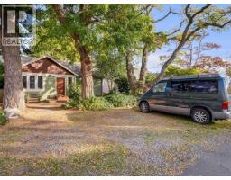 1882 Neil St, Saanich, BC V8R3C7 Photo 25