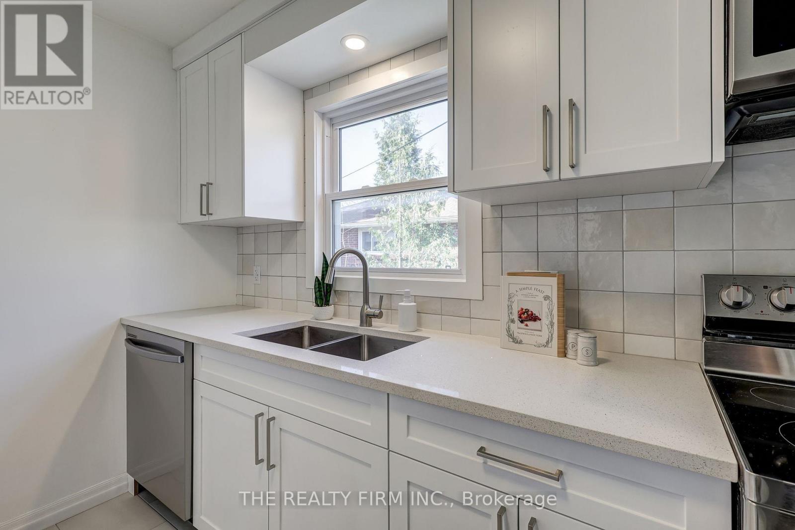 MAIN FLOOR - 408 RIDGEWOOD CRESCENT, London South (South D) — photo 11