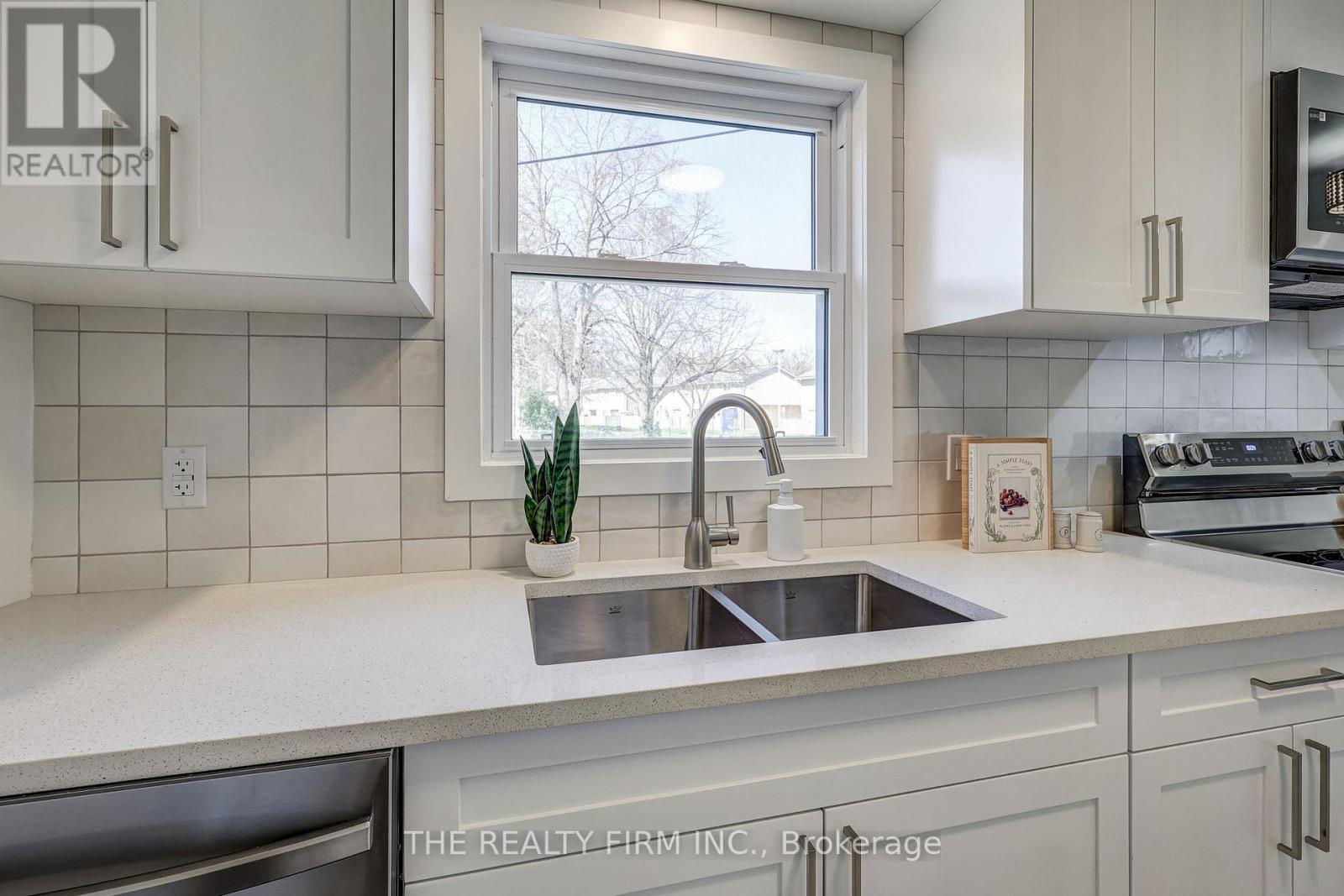 MAIN FLOOR - 408 RIDGEWOOD CRESCENT, London South (South D) — photo 12