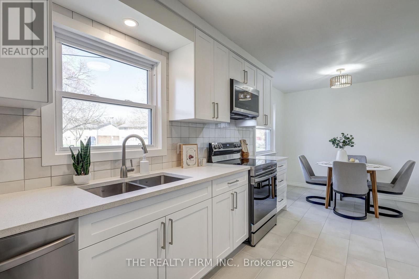 MAIN FLOOR - 408 RIDGEWOOD CRESCENT, London South (South D) — photo 8