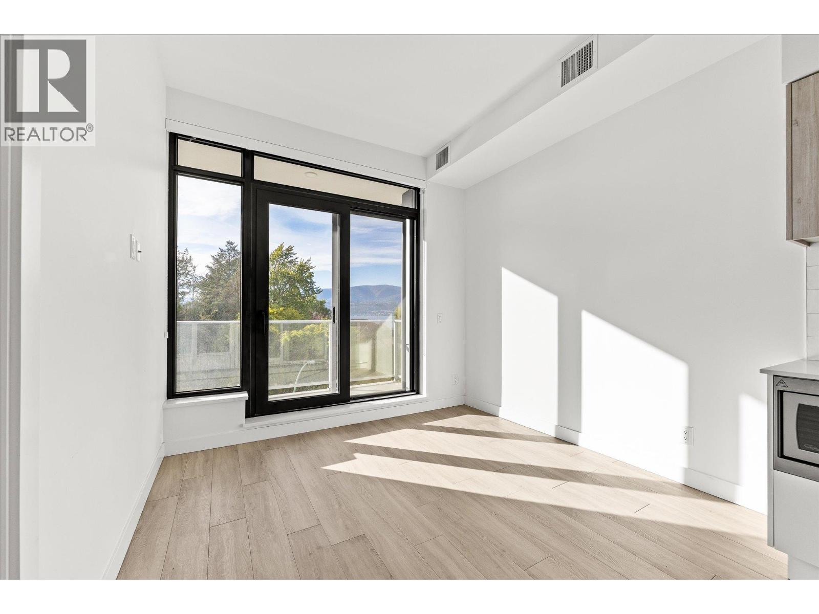 #407 3699 Capozzi Road - 5