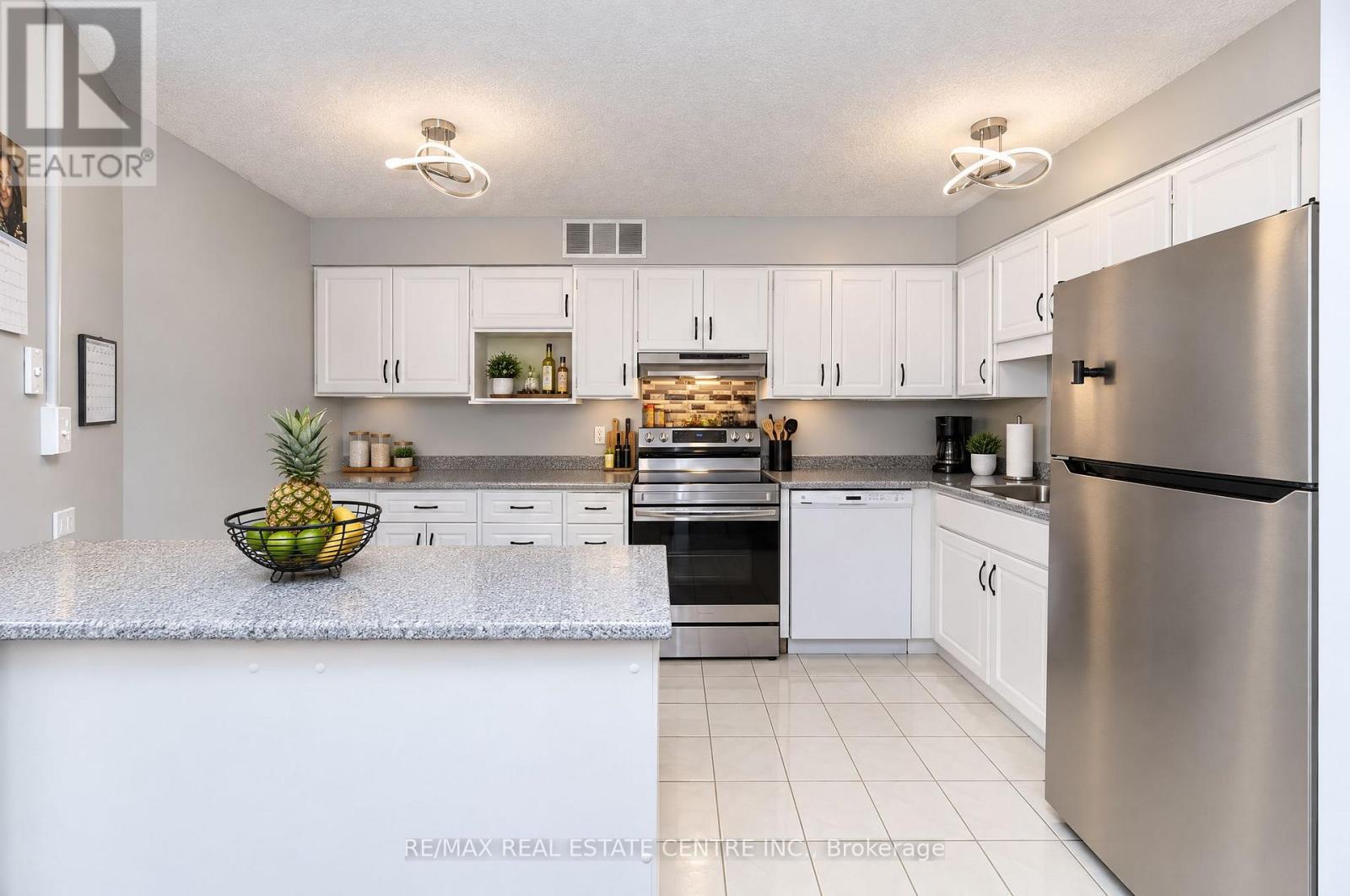 210- 695 RICHMOND Street, London East, ON photo 17