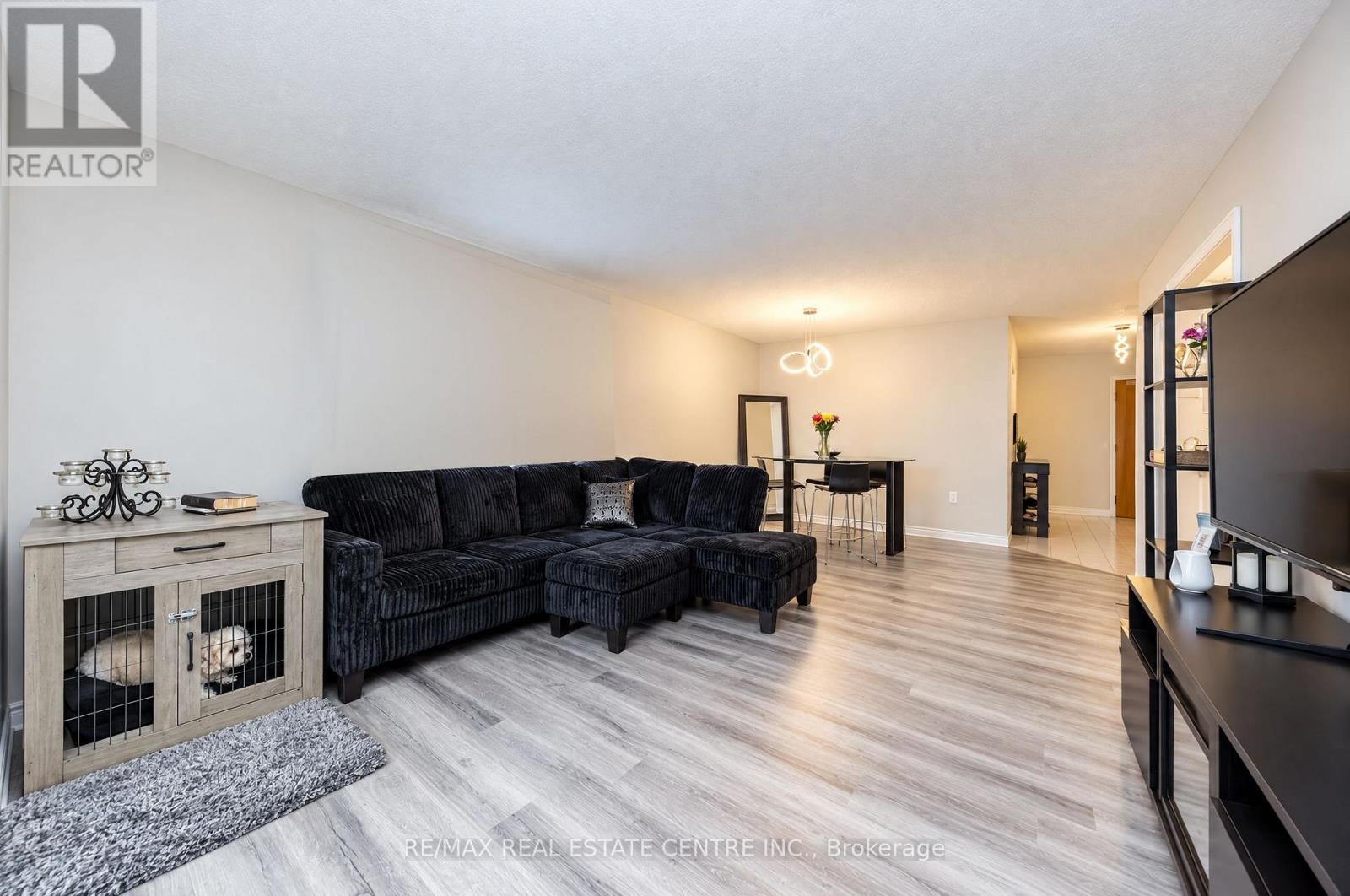 210- 695 RICHMOND Street, London East, ON photo 31