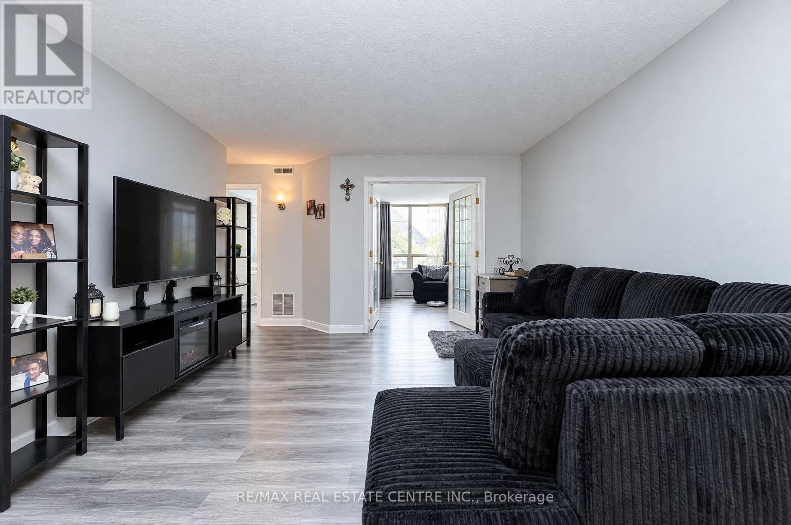 210- 695 RICHMOND Street, London East, ON photo 32
