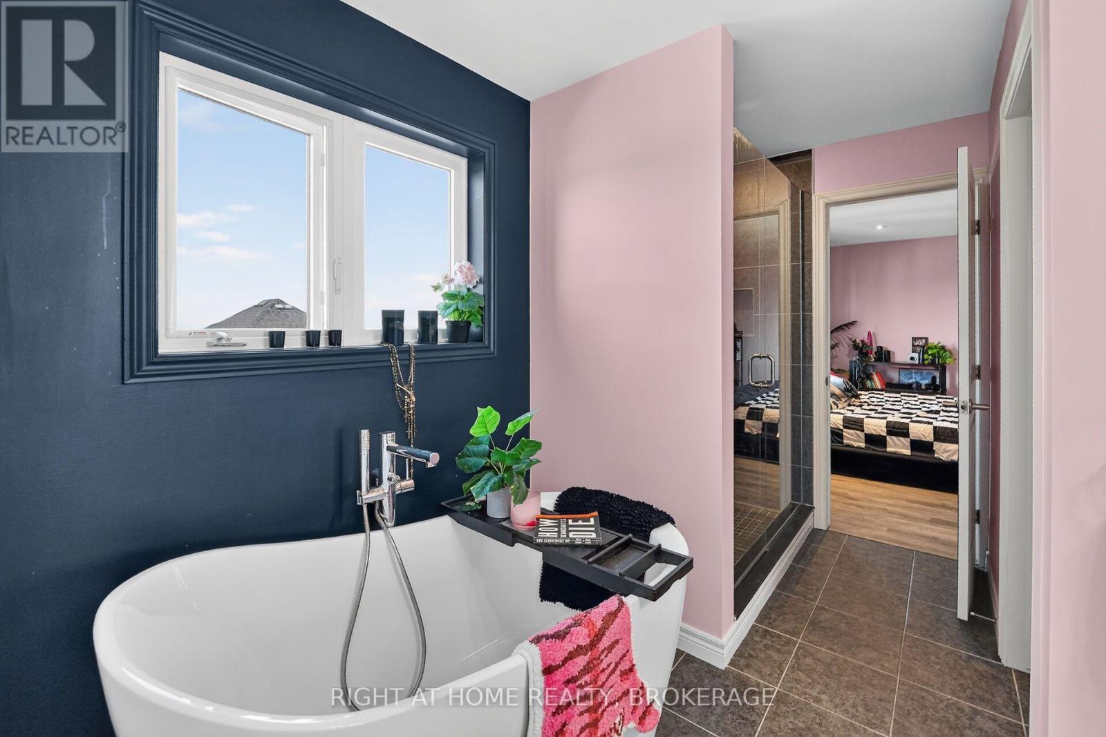 4069 BROCK STREET N - 23