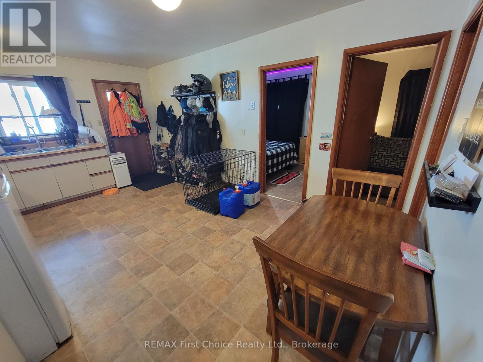 1006 Scott photo 3