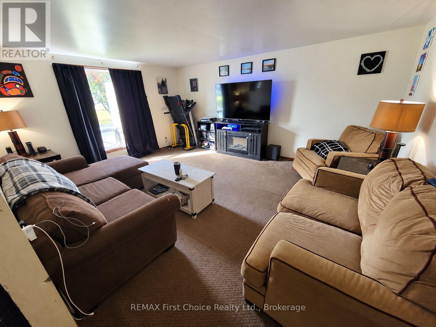 1006 Scott photo 4