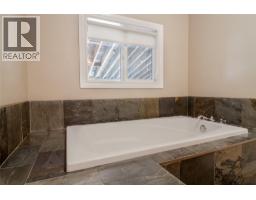 215 Sixth Street E, Revelstoke, BC V0E2S0 Photo 17