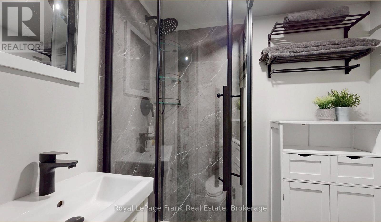 22 PEACHTREE PLACE - 25