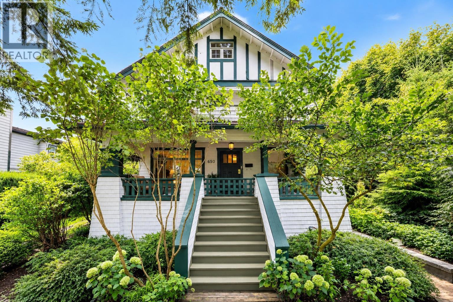 1 650 W KEITH ROAD, North Vancouver - Image 1