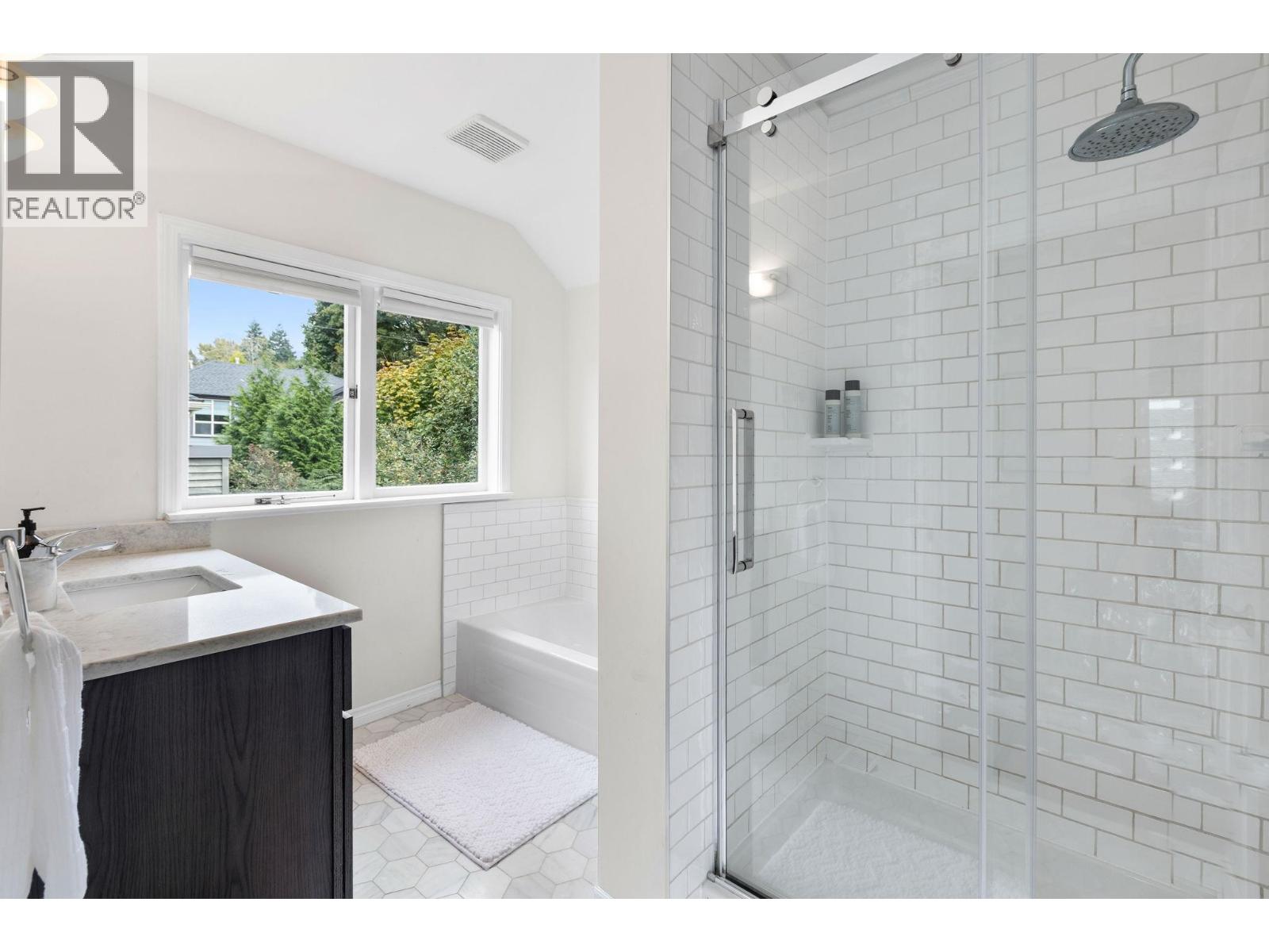 1 650 W KEITH ROAD, North Vancouver - Image 1