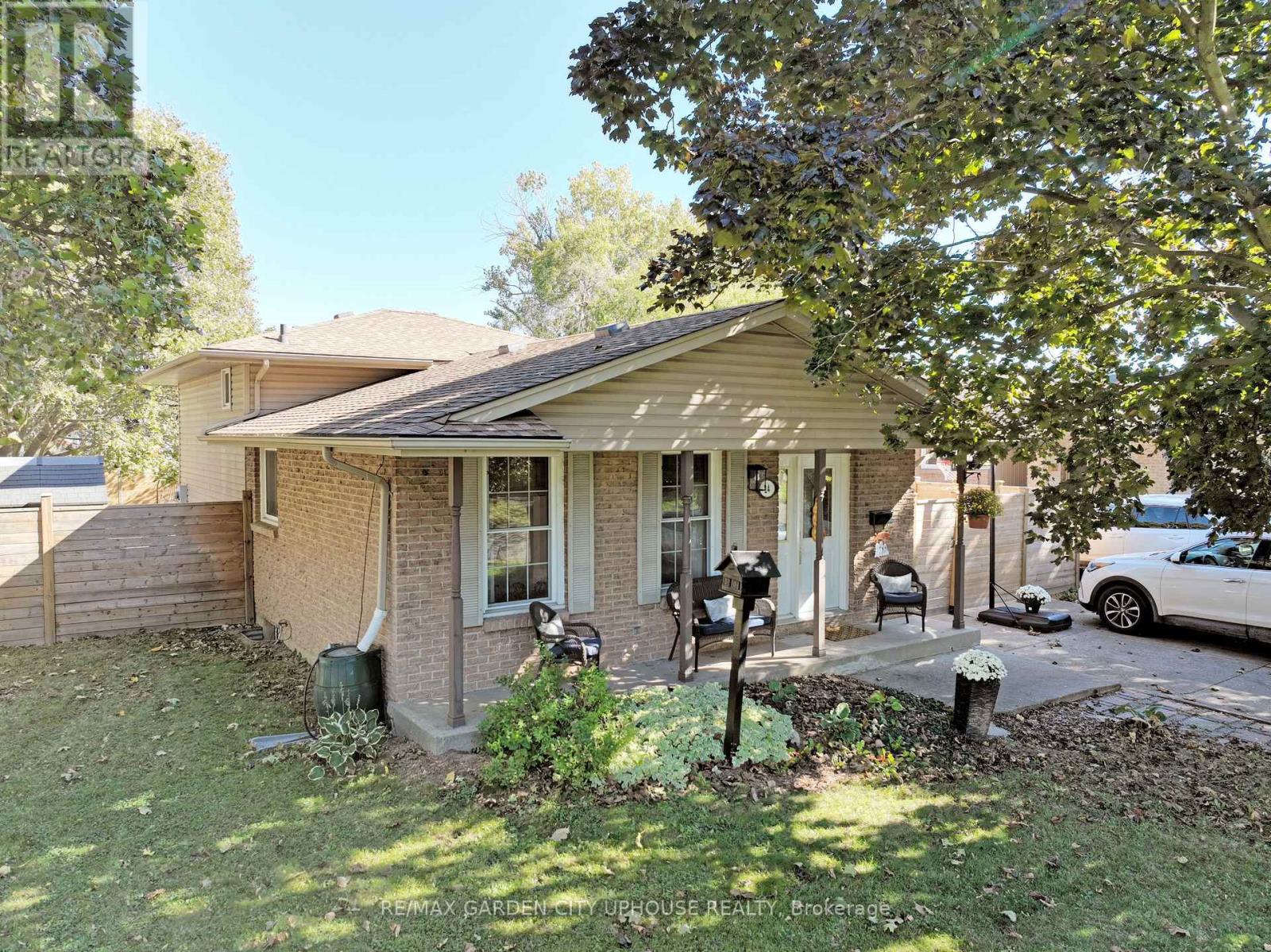 Detached at 24 GREENMEADOW COURT, St. Catharines (Fairview), ON