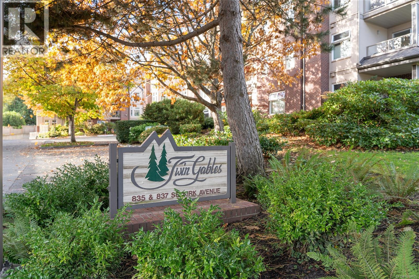 #105 835 Selkirk Ave - 1