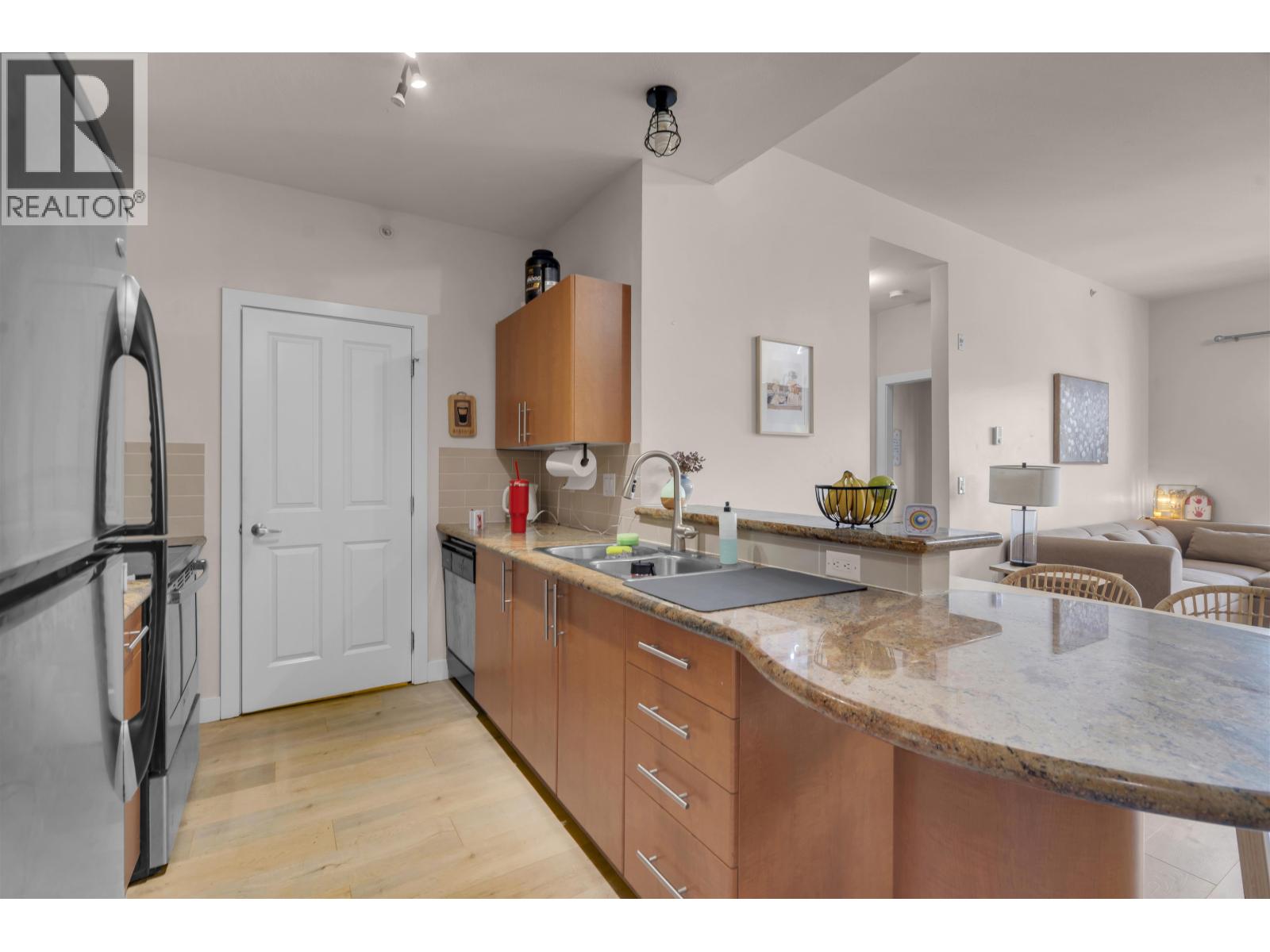 Photo of 402 2478 SHAUGHNESSY STREET 2