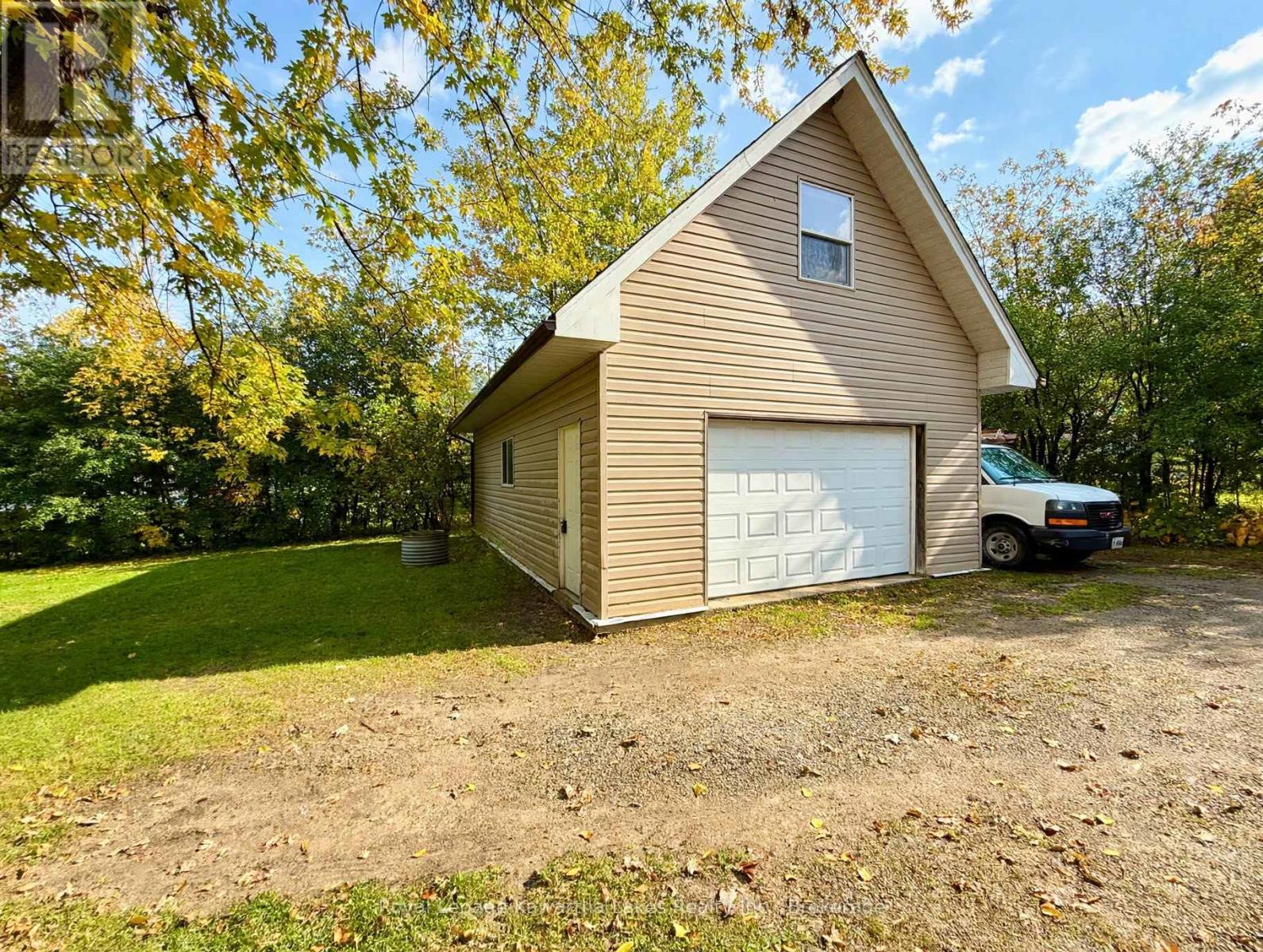 18 LAKEVIEW BOULEVARD - 38