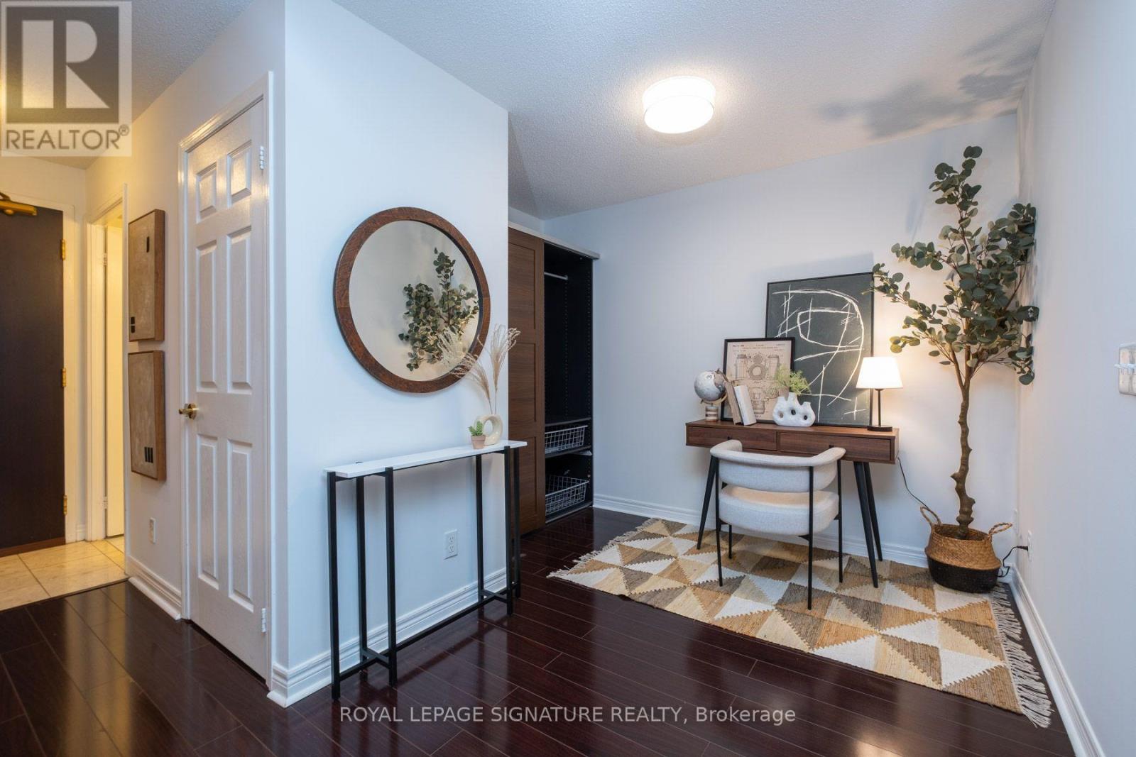 #PH03 30 GRAND TRUNK CRESCENT - 8