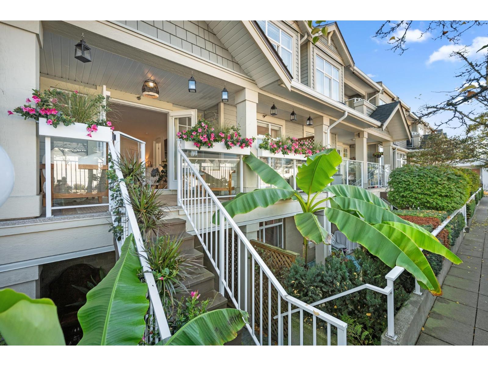 203 15621 MARINE DRIVE, White Rock