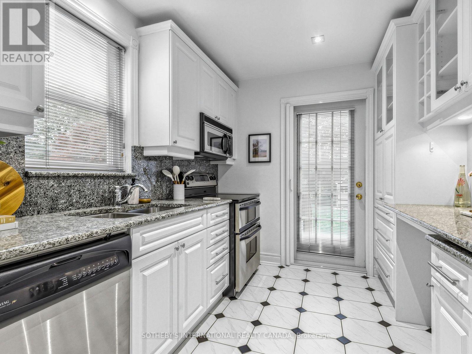 22 Thursfield Crescent, Toronto, ON photo 12