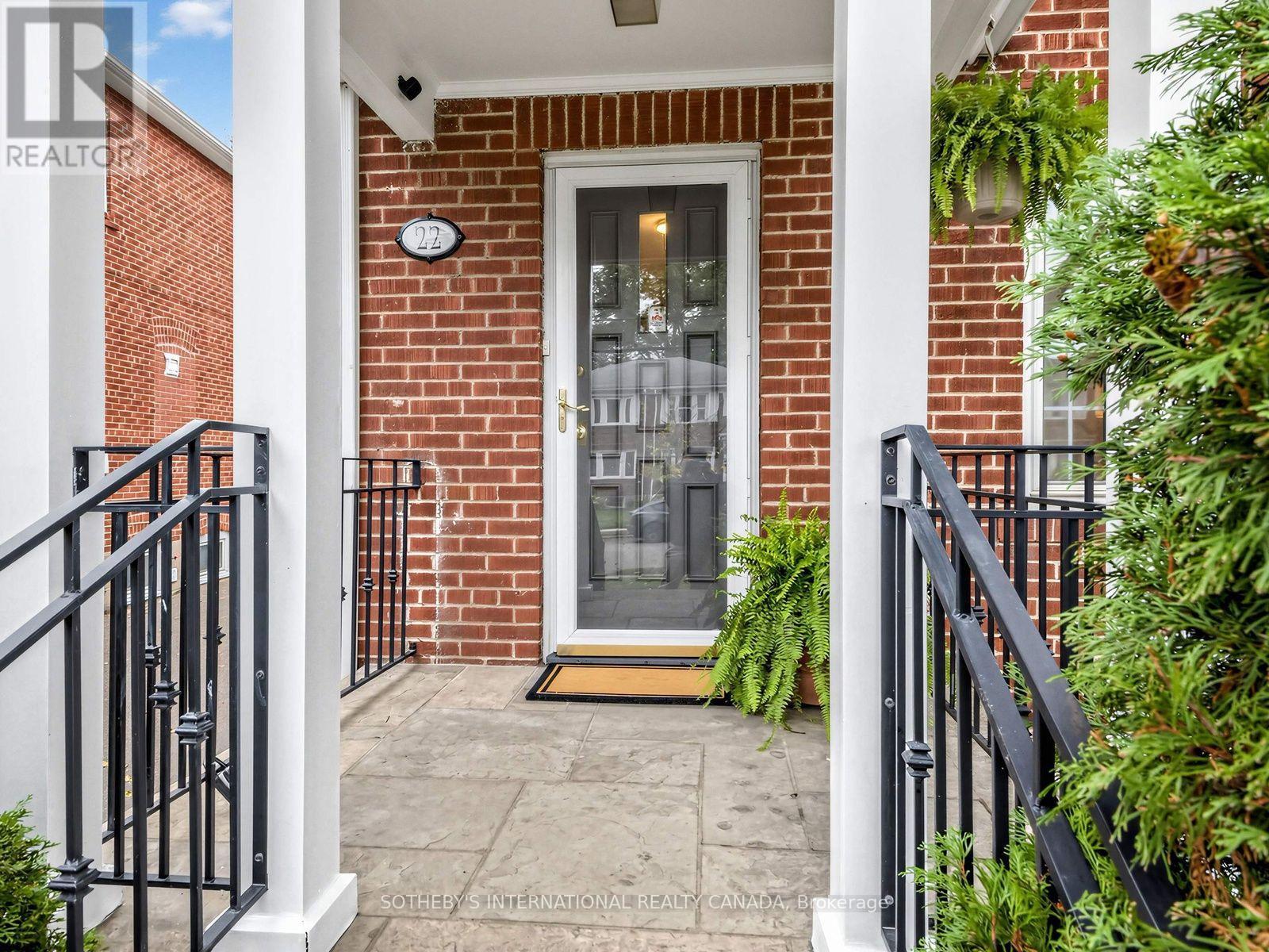 22 Thursfield Crescent, Toronto, ON photo 3