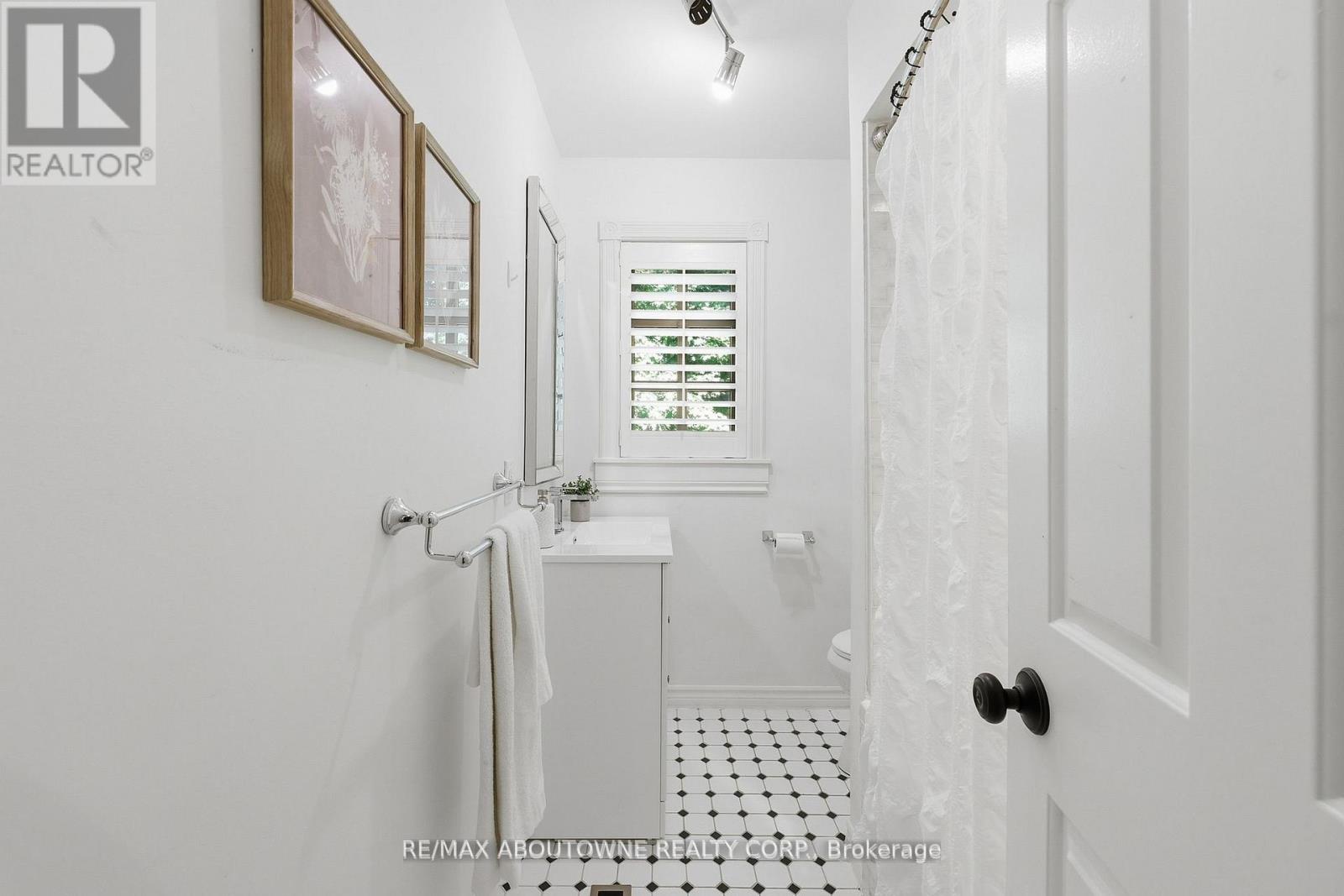 437 CAIRNCROFT ROAD - 38