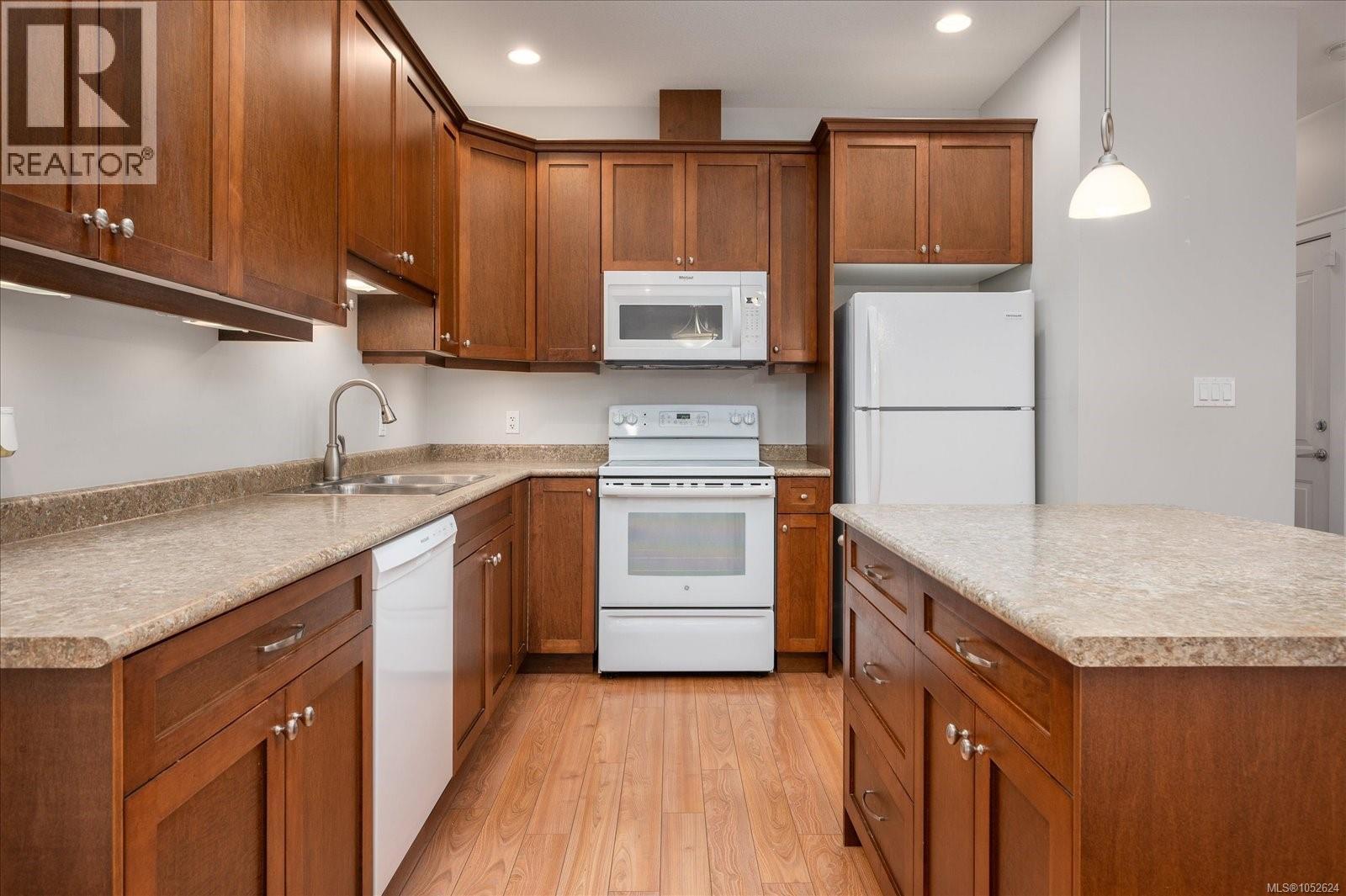 #31 3110 Cook St - 15
