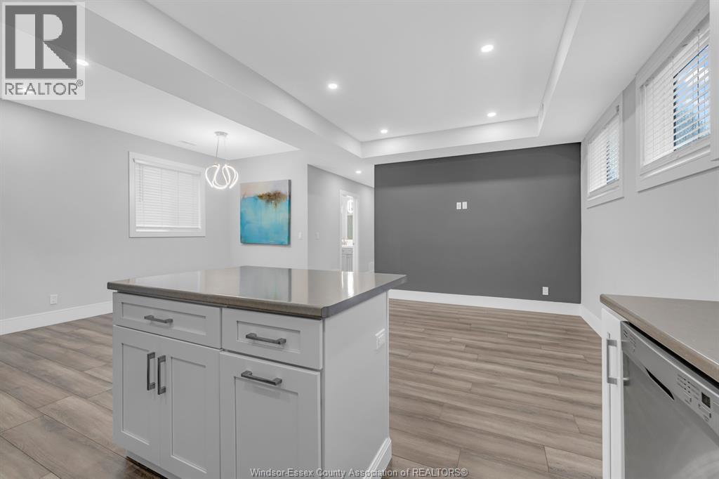 1565 GLADSTONE AVENUE - 16