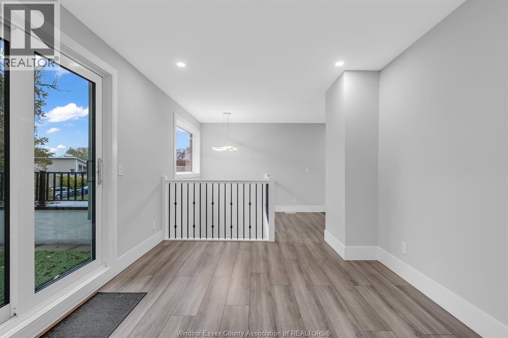1565 GLADSTONE AVENUE - 25