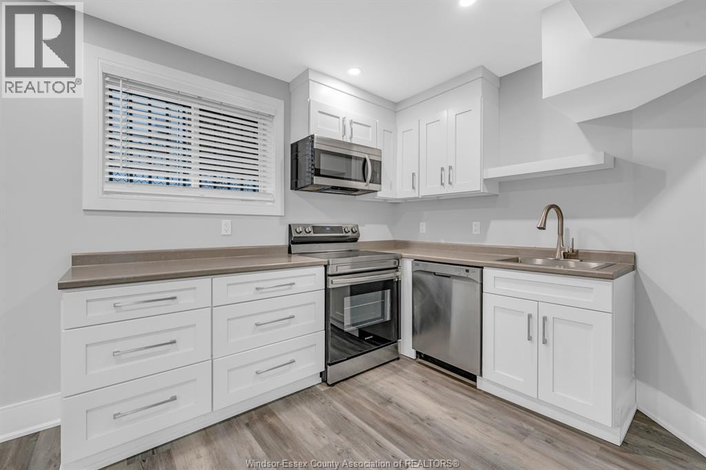 1565 GLADSTONE AVENUE - 27